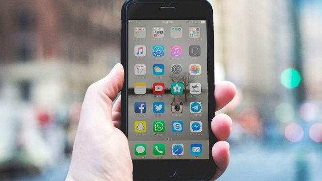 iPhone Facebook Instagram