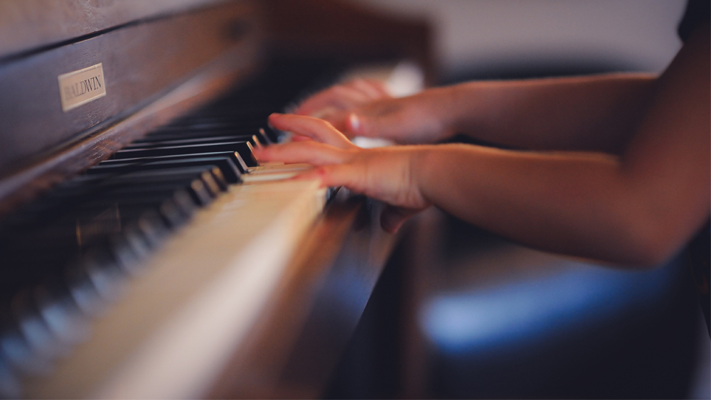 Kid-plays-piano