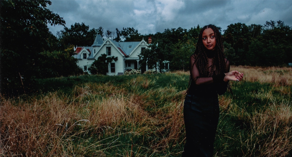 PinkPantheress in field